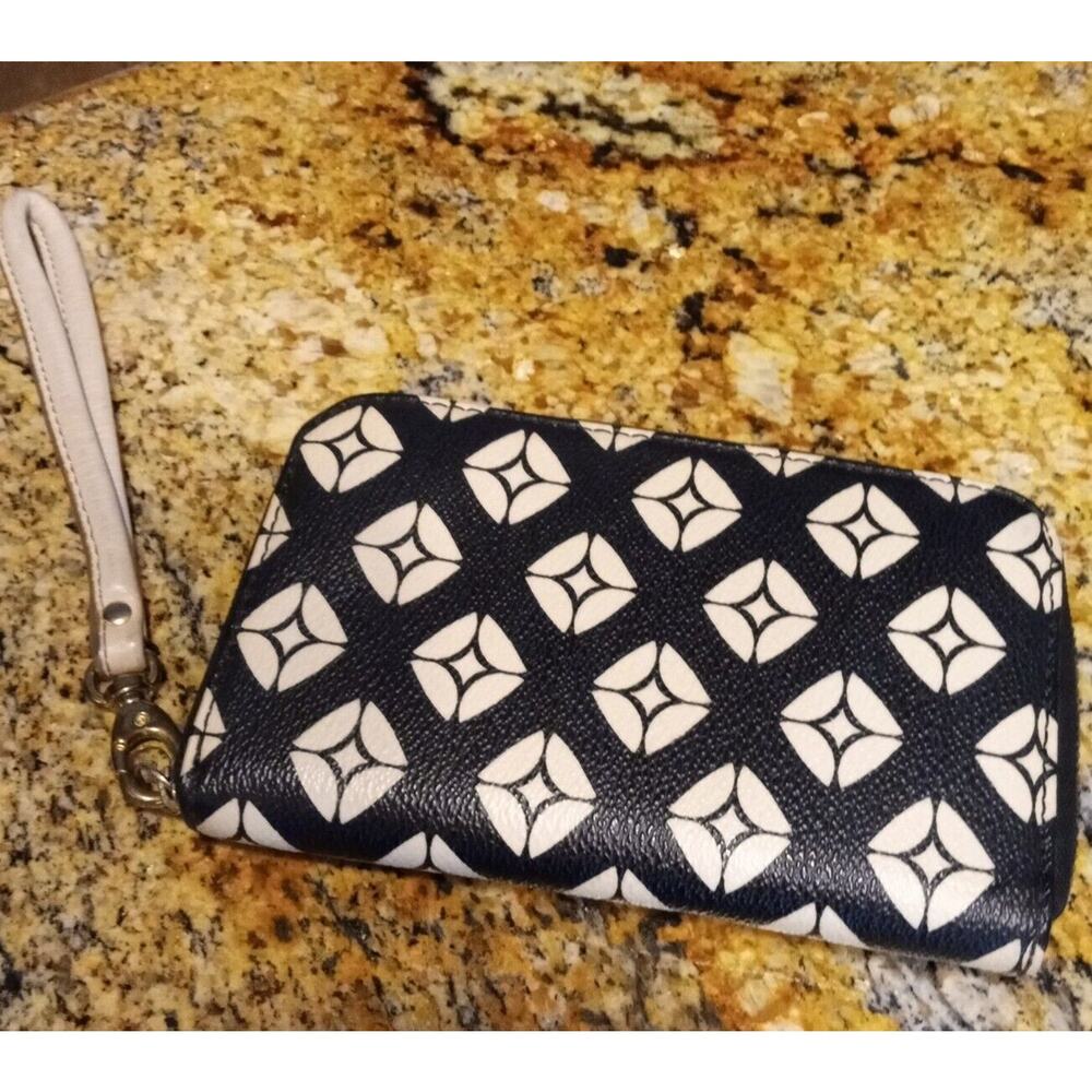 Fossil Women’s Sydney White and Black Zipper Zip Around Wristlets Wallet